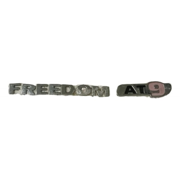 Emblema Freedom At9 Da Toro 2019 2023 Prateado